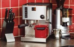 Dreamfarm Grindenstein Knock Box - Red -Coffee Series Shop Dreamfarm Grindenstein Scene FireTruck 12 20465b74 e815 4b85 80ca 03460b3acda1