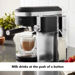KitchenAid® Automatic Milk Frother Attachment - Brushed Stainless Steel -Coffee Series Shop KitchenaidMilkFrotherLifestyle dacee7cd 4b3d 4235 adae db05ce1e3b3e